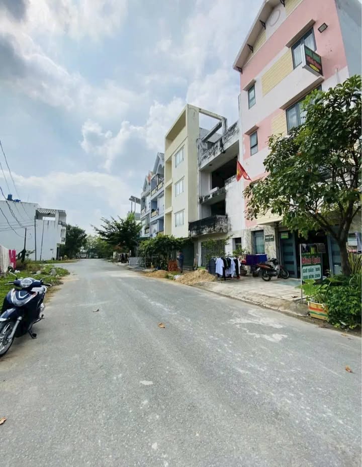 Đất nền KDC 135 TT Bến Lức 100m² giá 2.7 tỷ - Bán gấp, thương lượng