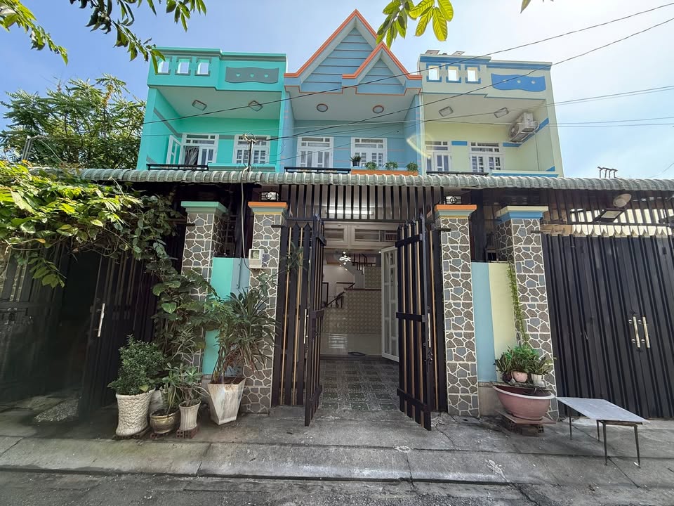 Nhà 2 tầng ấp 3 xã Bà Điểm 60m² giá 2.45 tỷ - Vị trí đẹp, sổ hồng chính chủ!