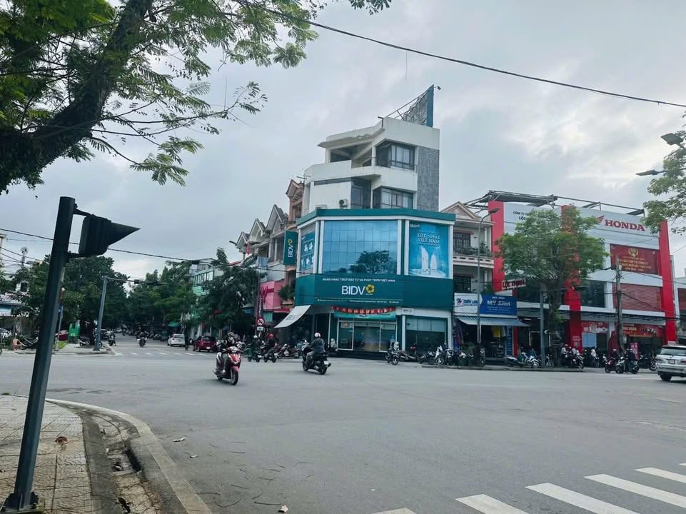 Cho thuê căn góc 5 tầng mặt tiền Nguyễn Huệ, TP Huế - Vị trí đắc địa, thương hiệu nổi bật!