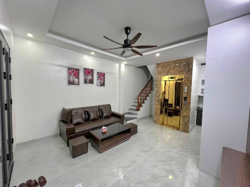 Nhà phố Lĩnh Nam Hoàng Mai 48m² giá 9 tỷ - Ô tô đỗ cửa, sẵn sàng kinh doanh!