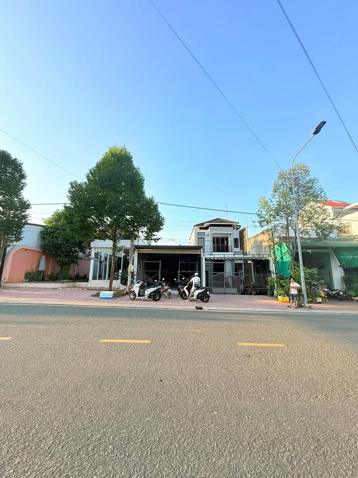 Nhà cấp 4 mặt tiền Nguyễn Tất Thành, Tân Phú, 214.6m² giá 6.3 tỷ - Cơ hội đầu tư hấp dẫn!