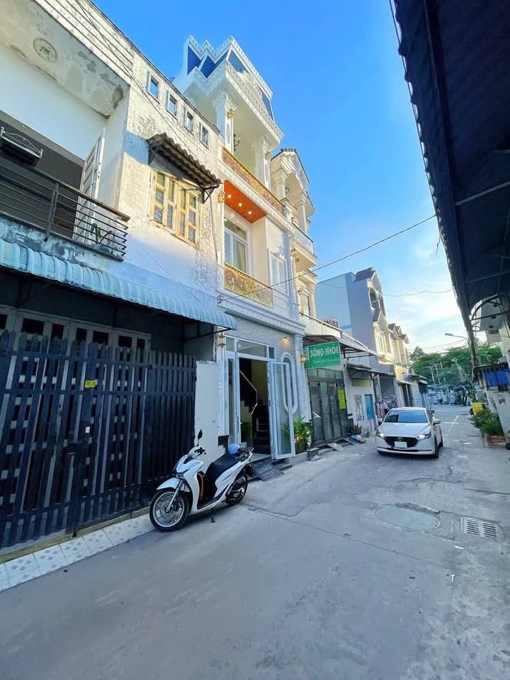 Nhà bán 1 trệt 2 lầu hẻm 11 Nguyễn Văn Linh, 45m² - Thiết kế tân cổ điển sang trọng!