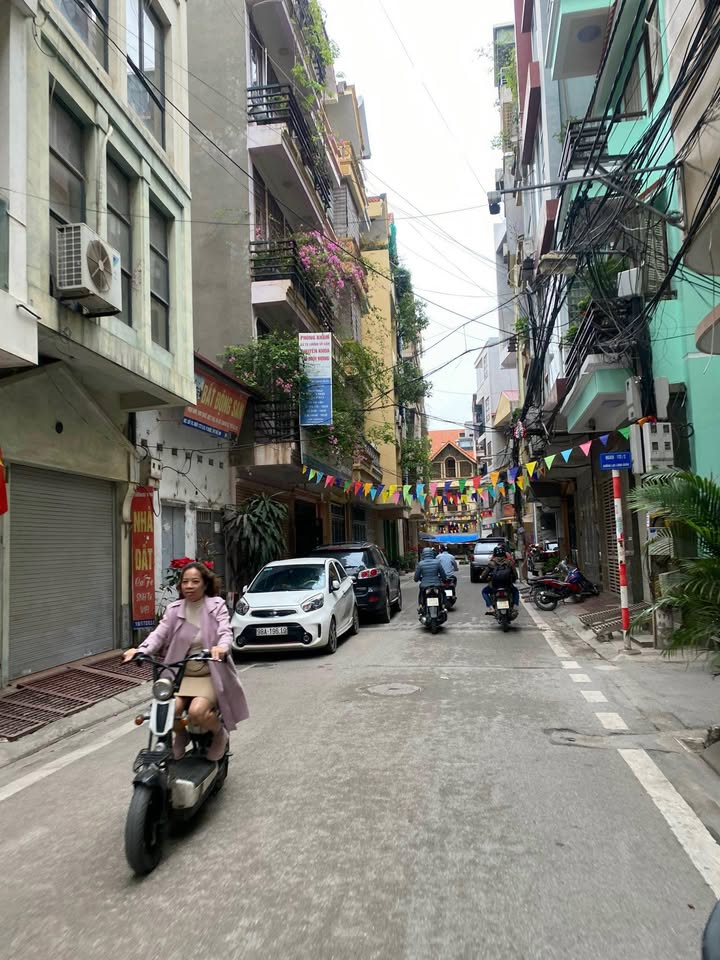 Nhà 5 tầng mặt phố Xuân La 50m² - Cơ hội đầu tư tuyệt vời!