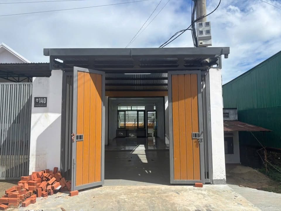 Bán nhà 2 mặt tiền đường Y Ngong nối dài, Tân Tiến, BMT 280m² giá 3.9 tỷ - Cơ hội đầu tư tuyệt vời!