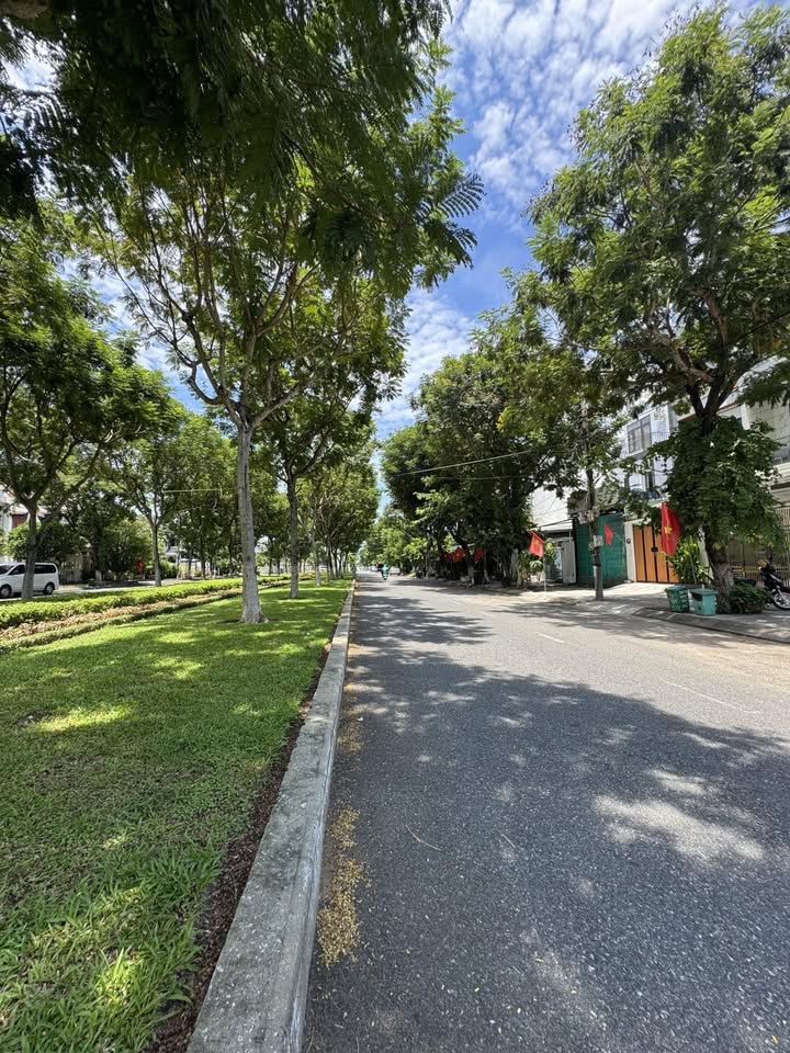 Nhà phố Mỹ An Đà Nẵng 102m² giá 10 tỷ - Nhà 2 tầng mặt tiền kinh doanh!