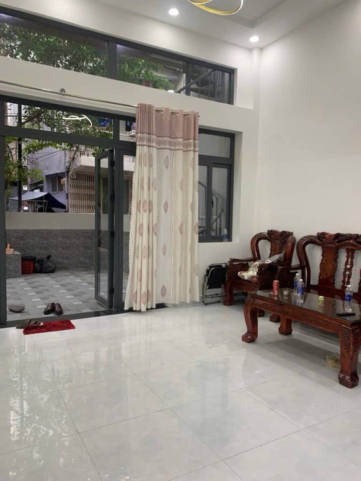 Nhà 4 tầng Cách Mạng Tháng 8, Quận 10 - 92m² giá 8.x tỷ - Cơ hội đầu tư hiếm có!