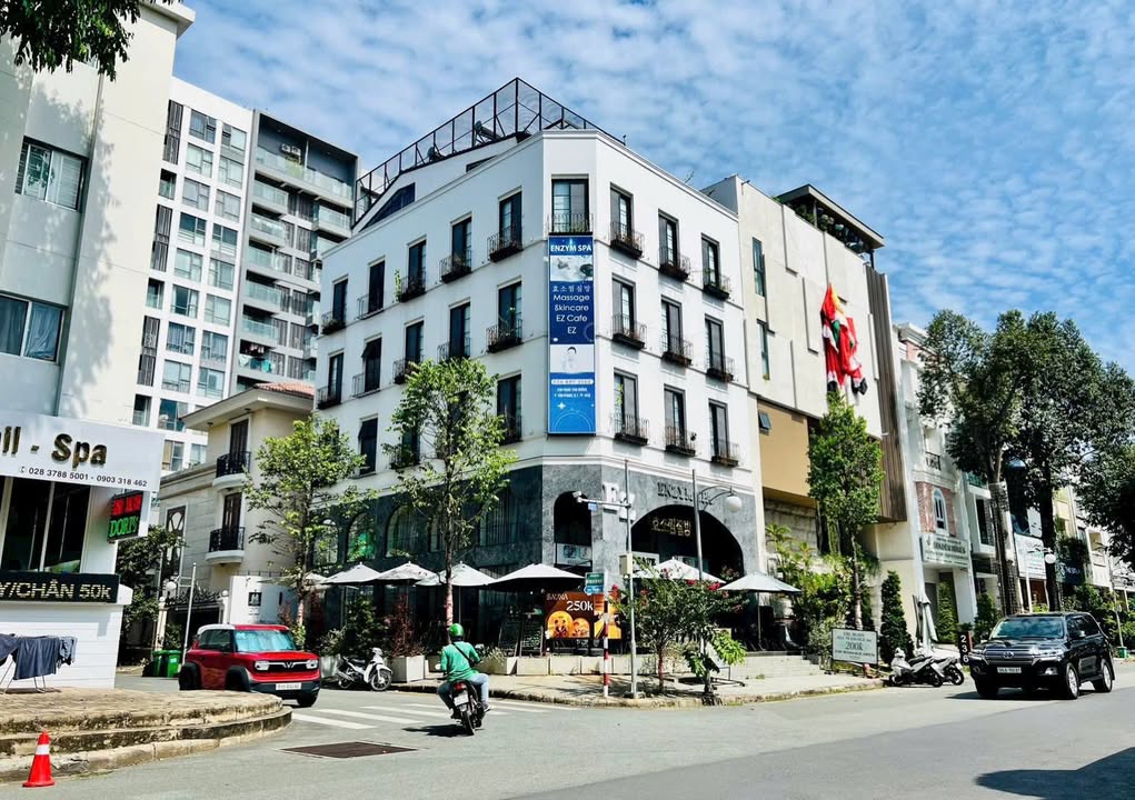 Townhouse Phú Mỹ Hưng 213m² giá 135 tỷ - Đầu tư sinh lời với hợp đồng thuê 176 triệu/tháng!