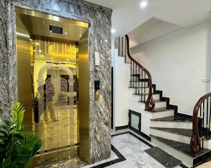 FrontHouse Cầu Giấy 52m² giá 17 tỷ - Kinh doanh sầm uất, thang máy hiện đại!