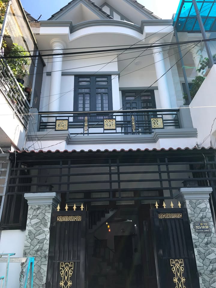 Nhà hoàn công gần Vincom Dĩ An 64m² giá 4.2 tỷ - Đường lớn, tiện ích đầy đủ!