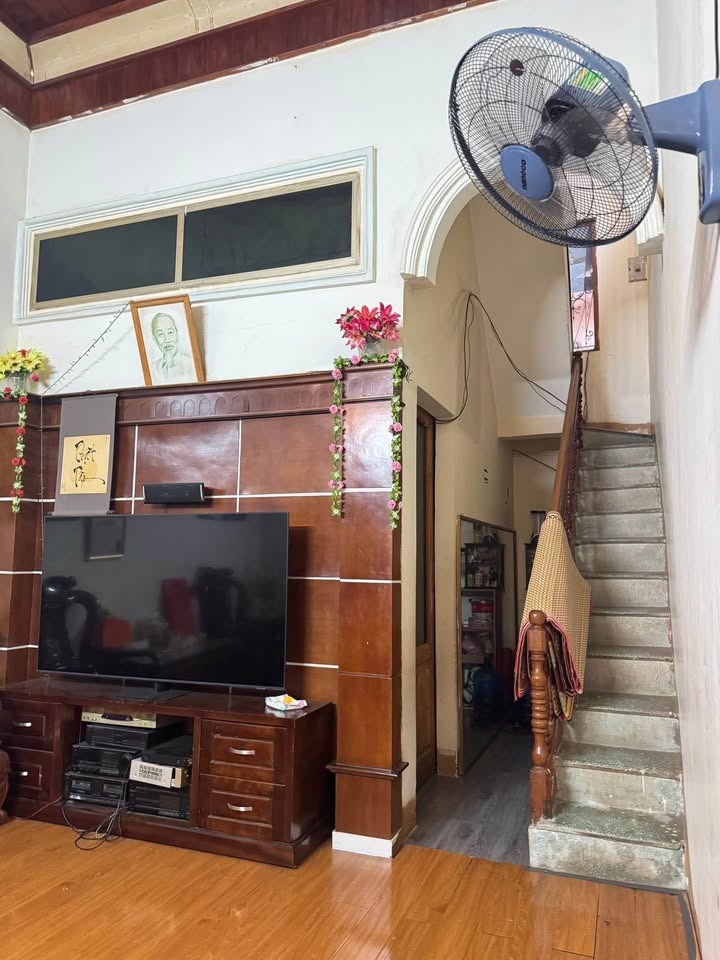 Nhà 3 tầng Tô Hiệu 164m² giá 2.5 tỷ - Ô tô vào tận nhà!