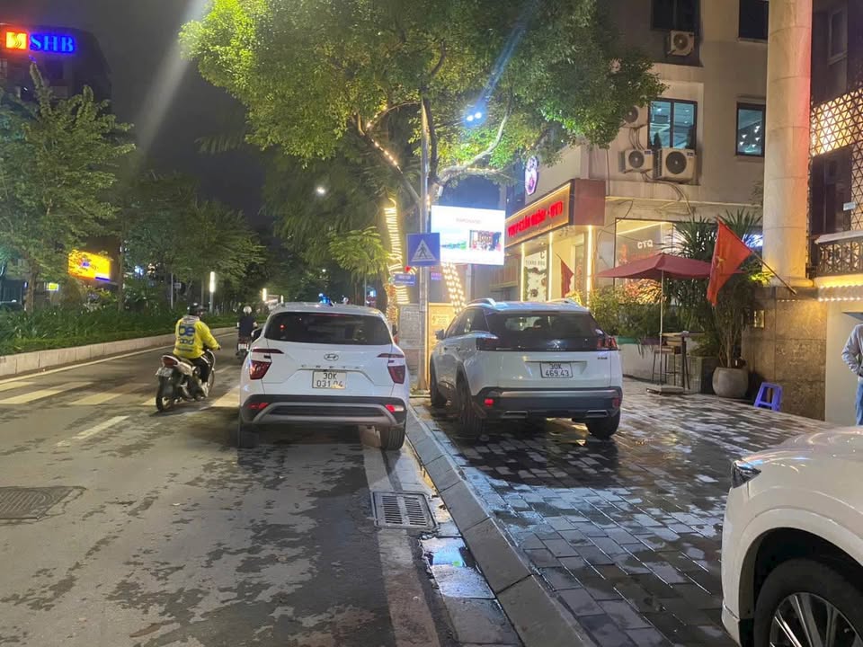 Nhà phố Lạc Long Quân Tây Hồ 70m² giá 23.5 tỷ - Lô góc cực sáng, ô tô đỗ cửa!