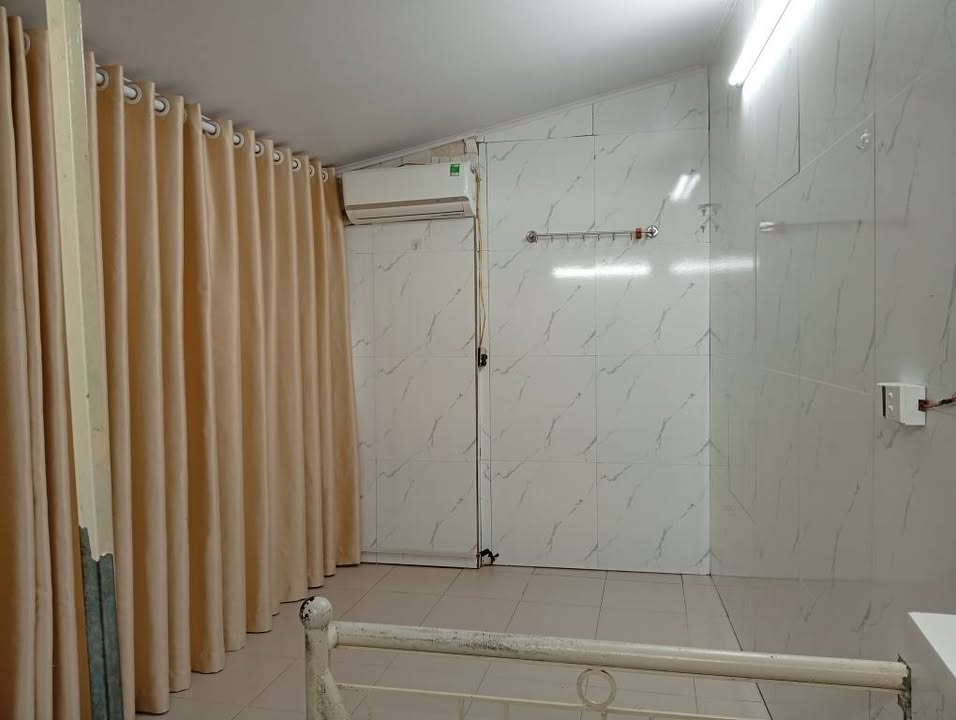 Nhà riêng 2 tầng ở Yên Phụ, Tây Hồ - Giá thỏa thuận, đầy đủ tiện nghi!