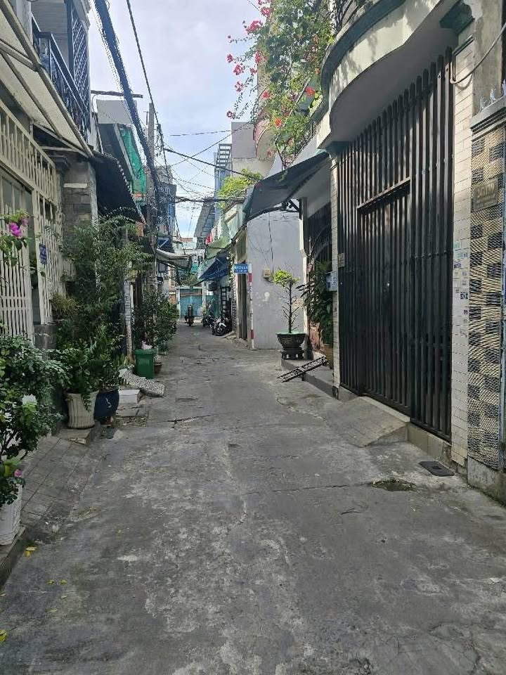 Nhà phố Tân Phú 60m² giá 4.3 tỷ - Gần hẻm xe hơi thoáng mát!