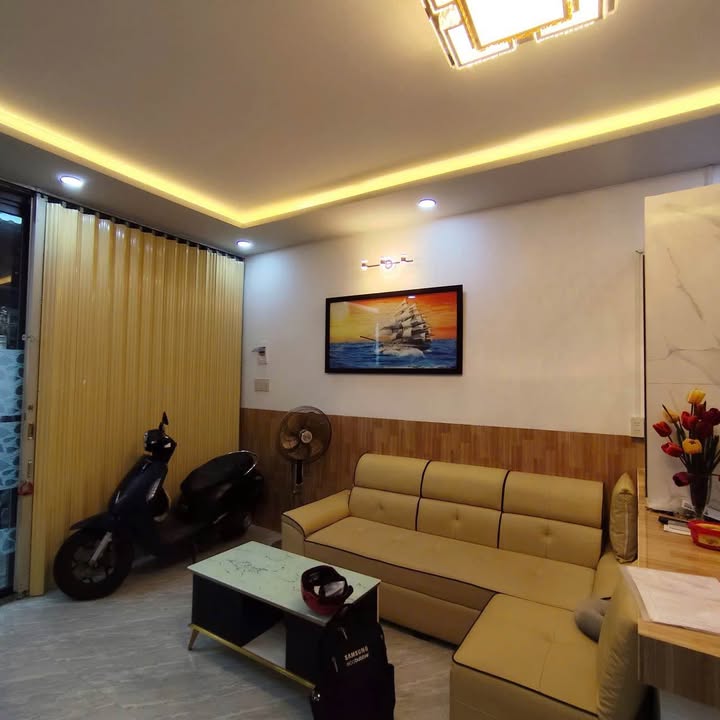 Nhà 2 tầng hẻm thông đường 2/4 - Nha Trang 31.5m² giá 3.2 tỷ - Gần chợ Đầm, thương lượng tốt!