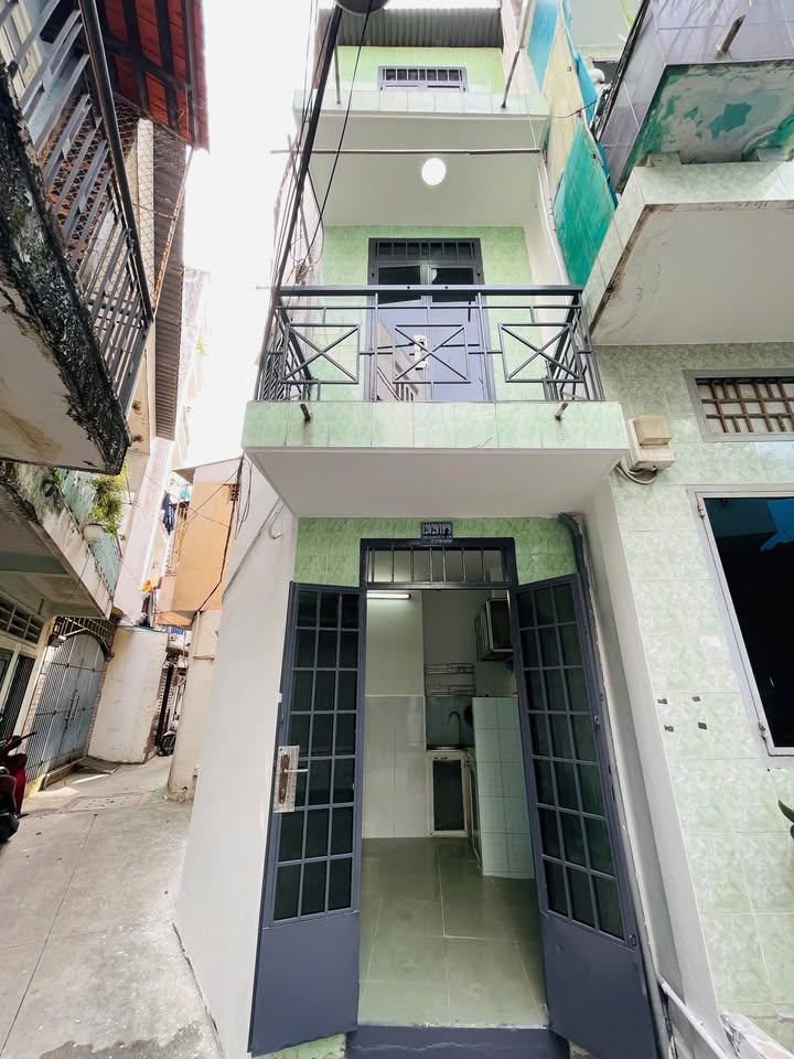 Nhà 2 Lầu 2 Mặt Hẻm Thích Quảng Đức, Phú Nhuận 10m² giá 2.36 tỷ - Tiện nghi đầy đủ!