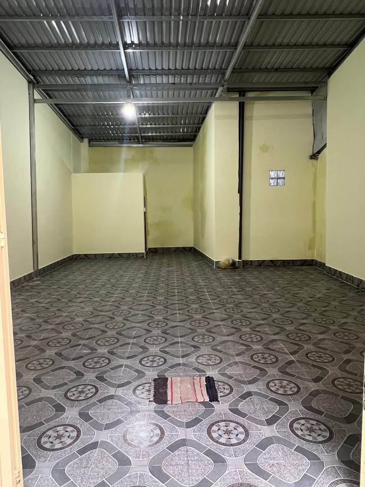 Kho cho thuê tại hẻm Mỹ Bình, Long Xuyên 72m² giá 5 triệu - Mặt tiền rộng rãi!