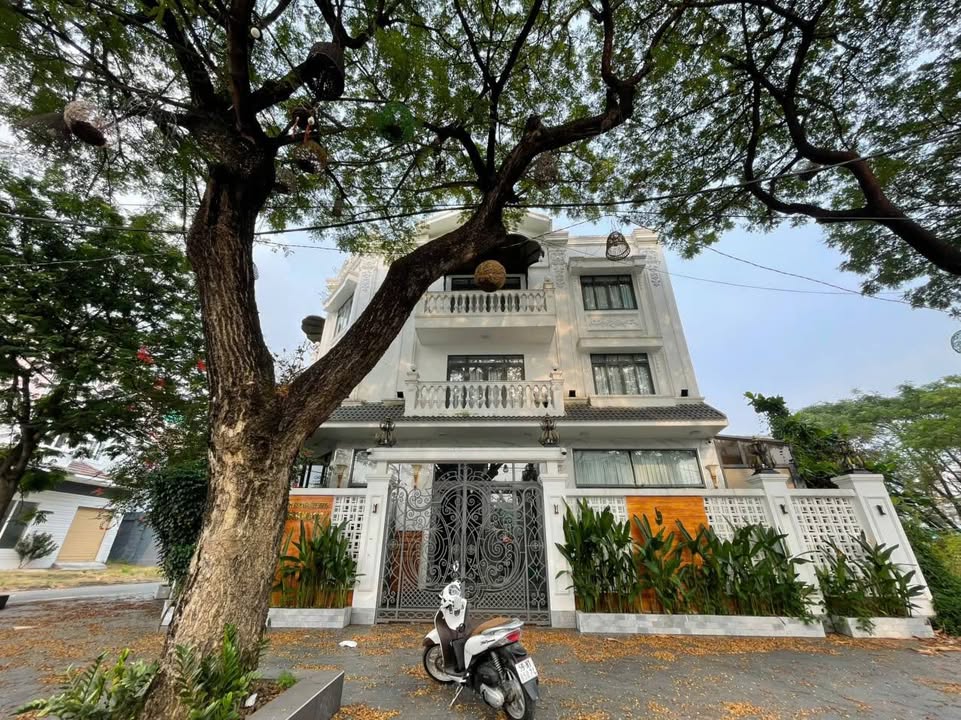 Townhouse Lovera Khang Điền Bình Chánh 340m² giá 30.5 tỷ - Nội thất cao cấp, thang máy sang trọng!