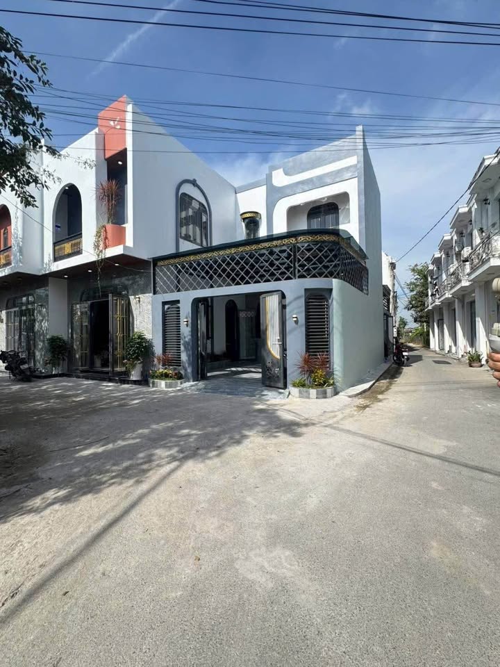 Nhà góc 2 mặt tiền Long Trạch 169m² giá 2.8 tỷ - Thiết kế hiện đại, có garage ô tô!