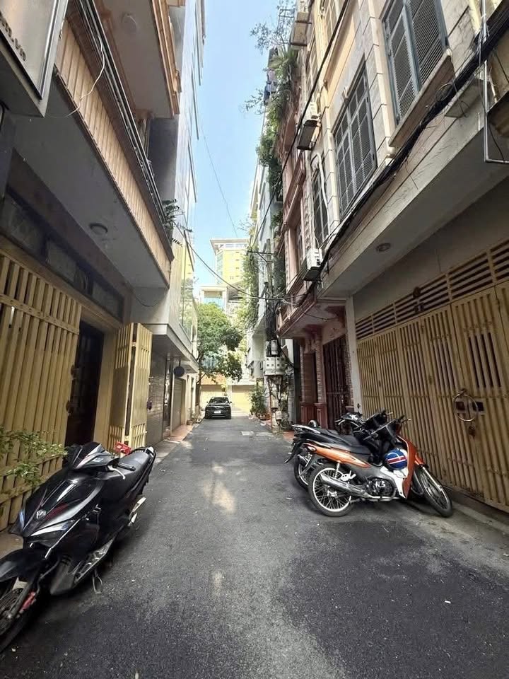 Nhà phân lô Đỗ Quang, Cầu Giấy 38m² giá 22.8 tỷ - Kinh doanh sầm uất, ô tô tránh!