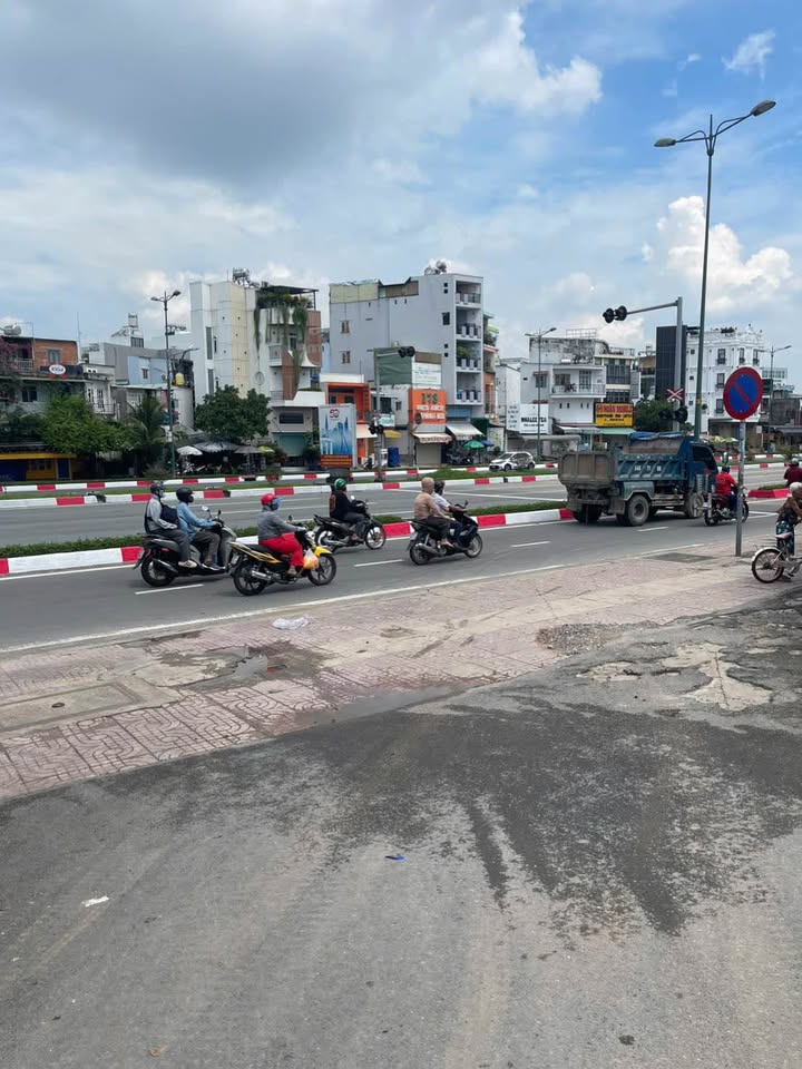 Nhà hẻm VIP Phan Văn Trị, quận Bình Thạnh, 102m² chỉ 8 tỷ - Cơ hội sở hữu nhà đẹp!