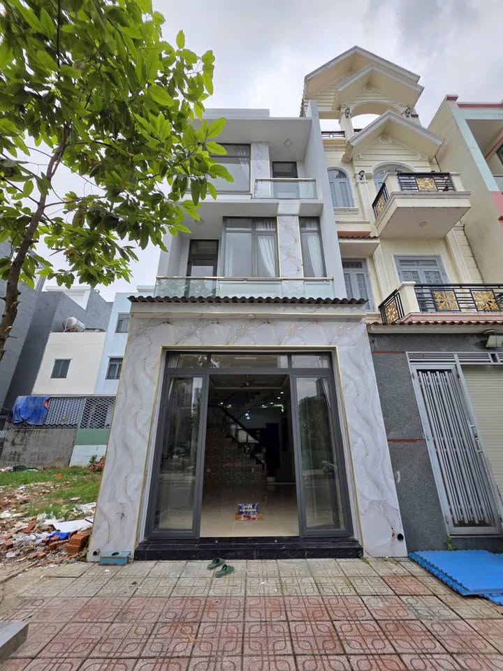 Nhà 1 Trệt 2 Lầu KDC Phú Hồng Thịnh 6, Dĩ An 63m² giá 5.8 tỷ - Vị trí thuận lợi gần Đại Học!