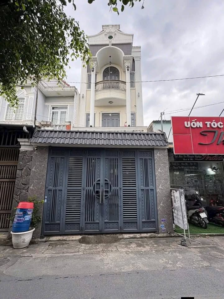 Nhà 3 tầng Tân Cổ Điển tại Dĩ An 99m² giá 7.8 tỷ - Nội thất cao cấp, vào ở ngay!