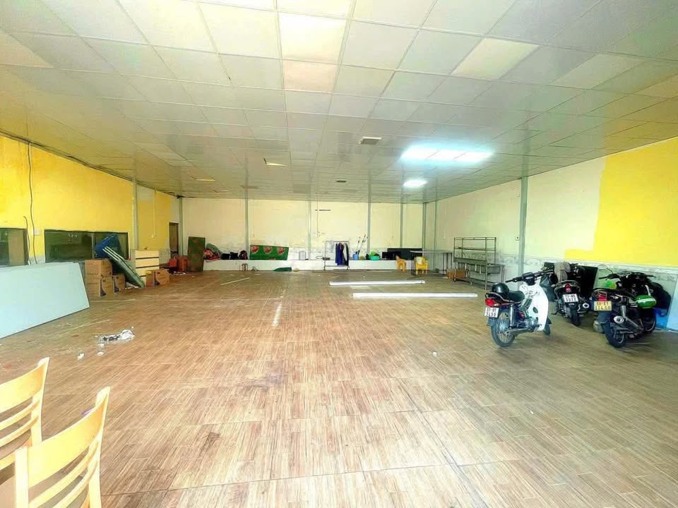 Cho thuê kho tại Dĩ An 200m² giá 10 triệu - Vị trí đắc địa gần chợ Tân Long!