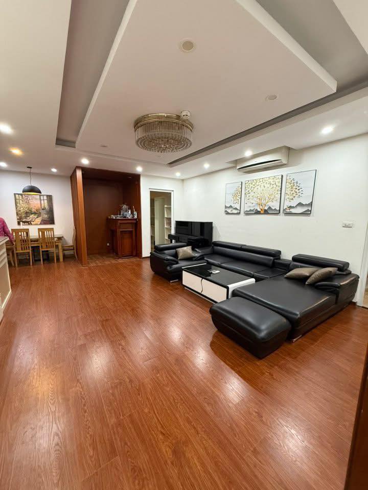 Căn hộ tập thể tầng 1 tại Hoàng Quốc Việt 70m² giá 5 tỷ - Nhà thoáng mát, sân chơi rộng!