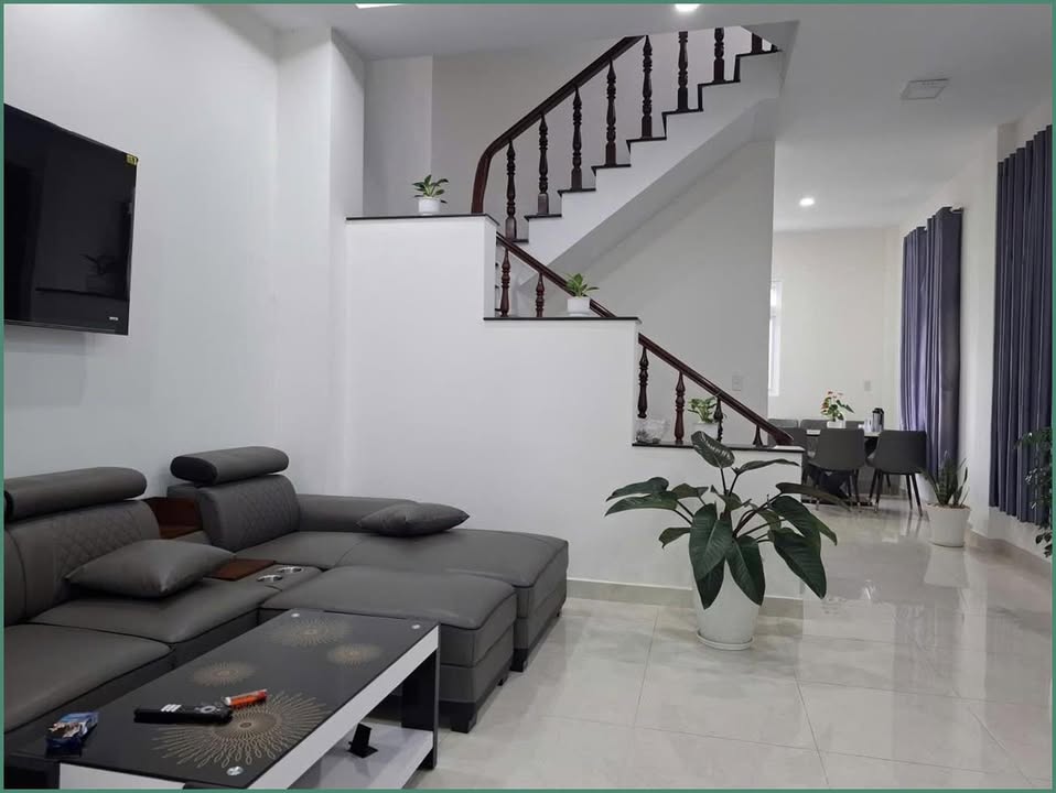 Nhà phố Trịnh Hoài Đức, Đà Lạt 102m² giá 6.2 tỷ - Sân đậu ô tô, đường xe tải thuận tiện!