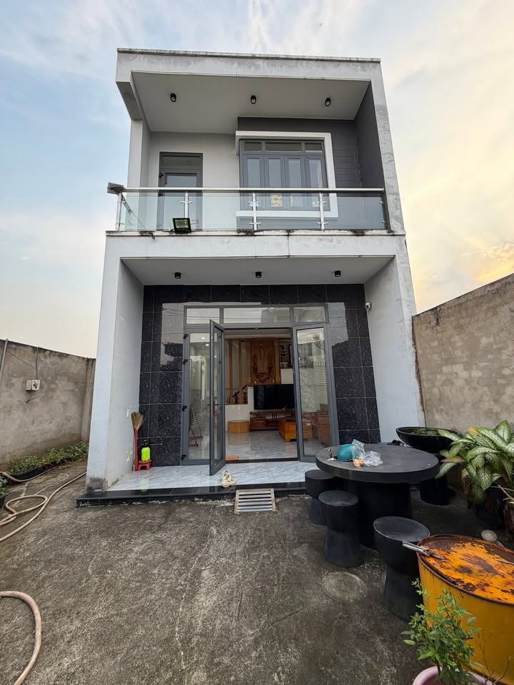 Nhà phố Trảng Bom 180m² - Sổ đỏ chính chủ, tặng nội thất giá trị!