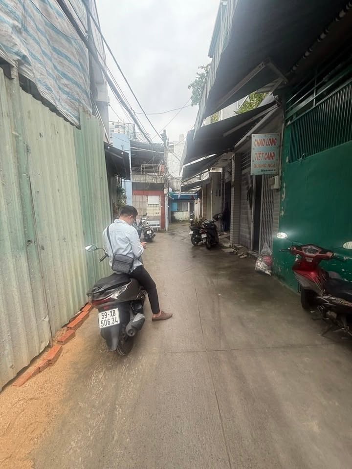 Nhà phố Tân Phú 117m² giá 9.7 tỷ - Vị trí an ninh, gần chợ và trường học!