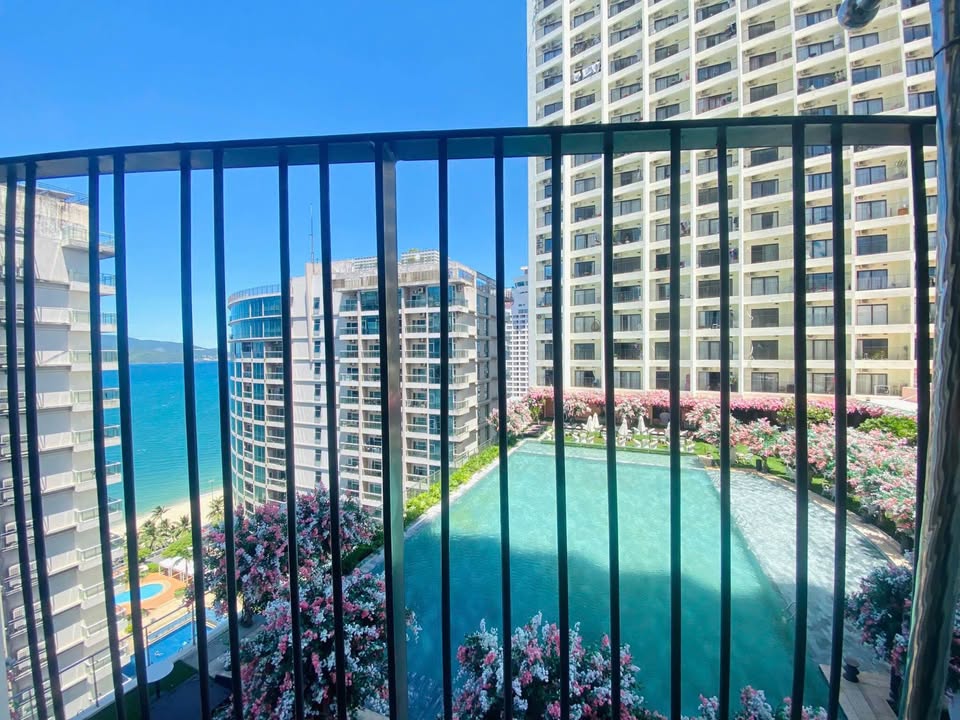 Căn hộ Gold Coast Nha Trang 30m² giá 12.5 triệu - View hồ bơi xéo biển đỉnh cao!