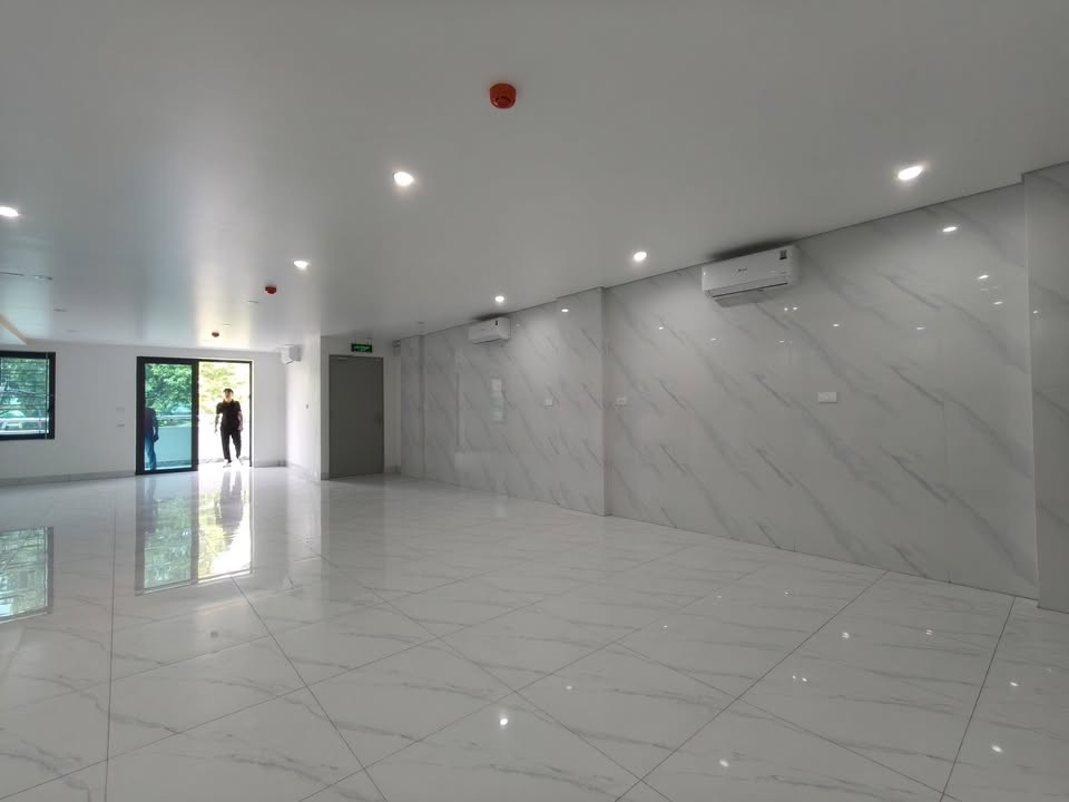 Văn phòng cho thuê tại Sàn VP, 47 Nguyễn Đạo An, 105m² giá 12 triệu/tháng - Ô tô đỗ cửa, mặt hồ Phú Diễn!