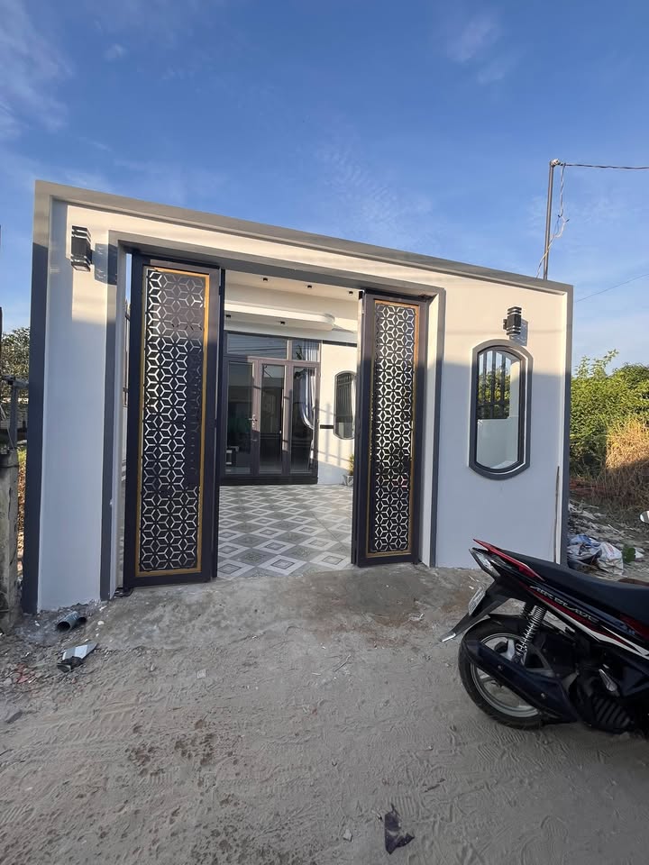 Nhà chính chủ bán gấp tại Khu nhà ở Đông, xã Mỹ Hạnh, Đức Hòa, Long An - 120m² giá 1.8 tỷ!