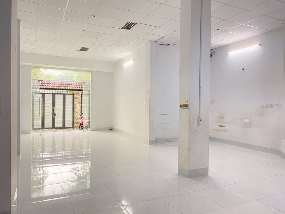 Cho thuê nhà mặt tiền Hiền Vương, Tân Phú 140m² giá 25 triệu - Địa điểm lý tưởng cho văn phòng!