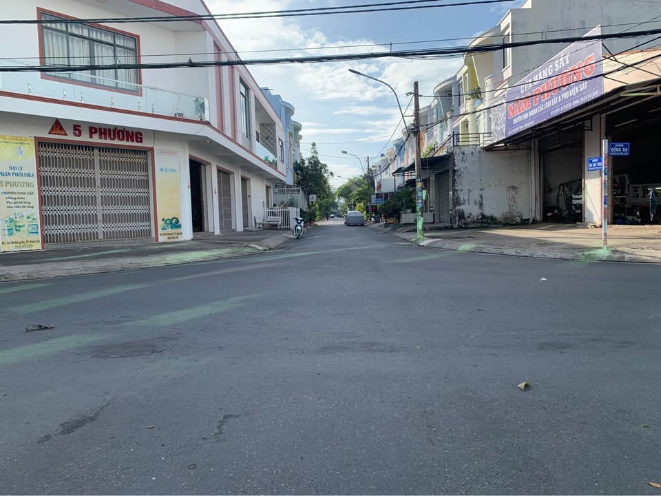 Nhà mặt tiền đường Tôn Thất Tùng, Rạch Giá 70m² giá 2.999 tỷ - Kinh doanh cafe vườn lý tưởng!