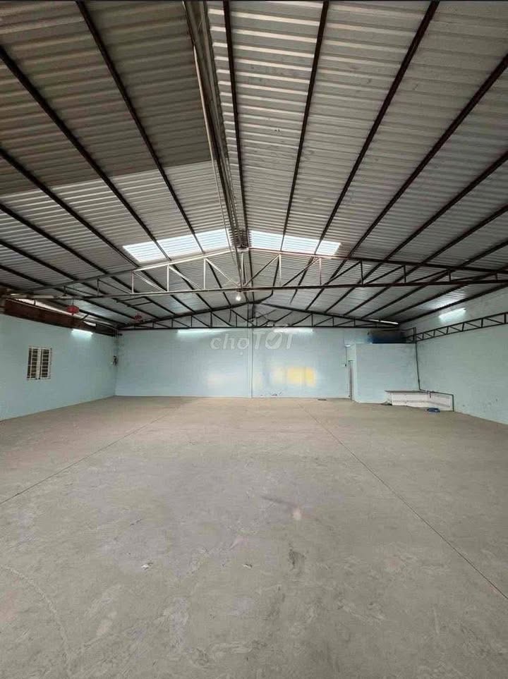 Kho cho thuê 700m² tại Bạch Đằng, Tân Bình - Vị trí thuận lợi gần sân bay!