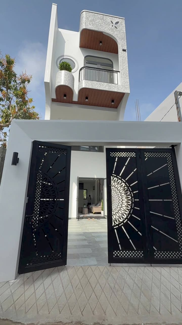 Nhà đẹp 1 trệt 1 lửng 1 lầu tại Mỹ Tho 67m² giá 2.38 tỷ - Địa điểm đắc địa cho đầu tư!