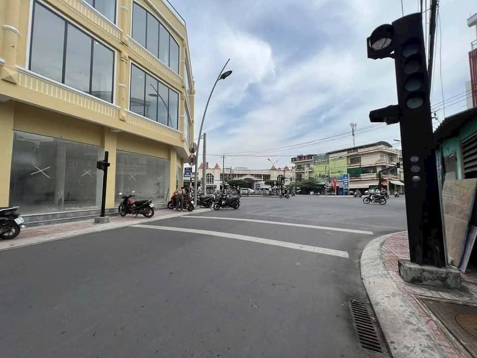 Đất mặt tiền Nguyễn Huệ, Gò Công, Tiền Giang 112m² giá 2.25 tỷ - Đầu tư sinh lời ngay!