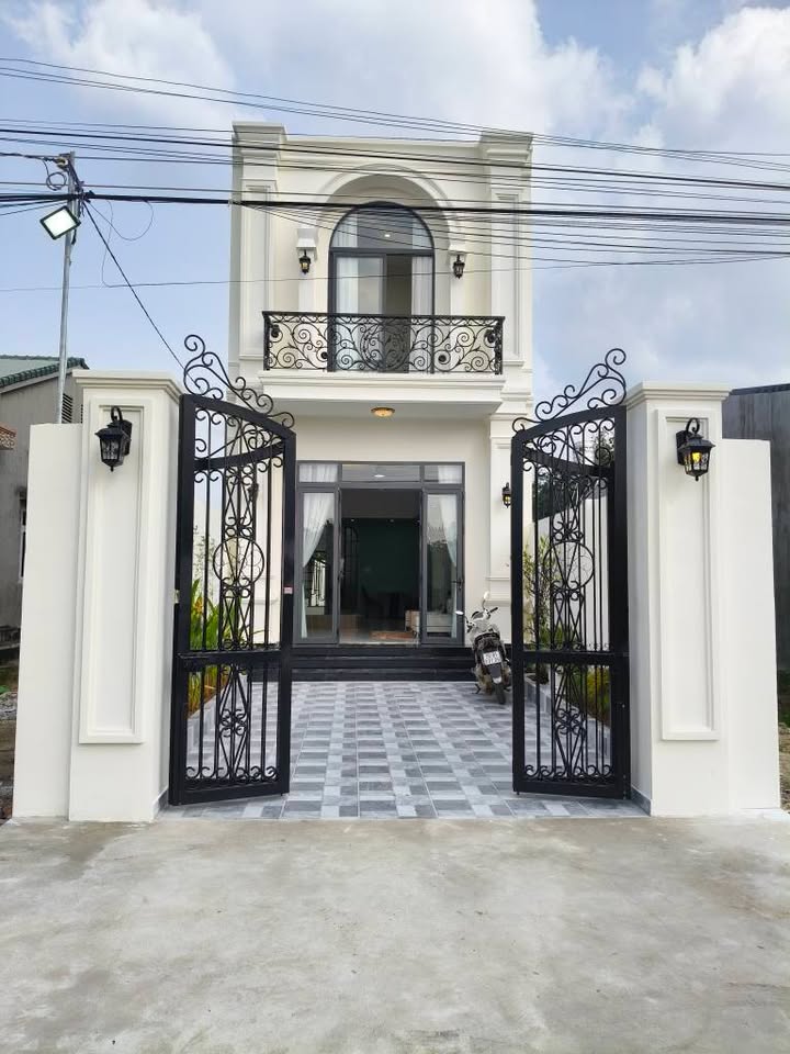 Nhà đẹp hoàn thiện tại Phường Long Hoa, Tây Ninh - 142m² giá 2.6 tỷ, sẵn sàng vào ở!