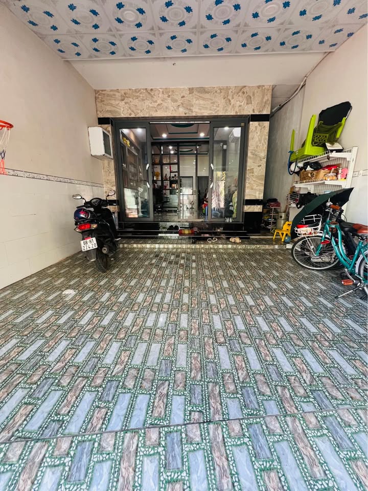 Nhà phố Rạch Giá 100m² giá 2.7 tỷ - Nhà kiên cố, tiện nghi đầy đủ!