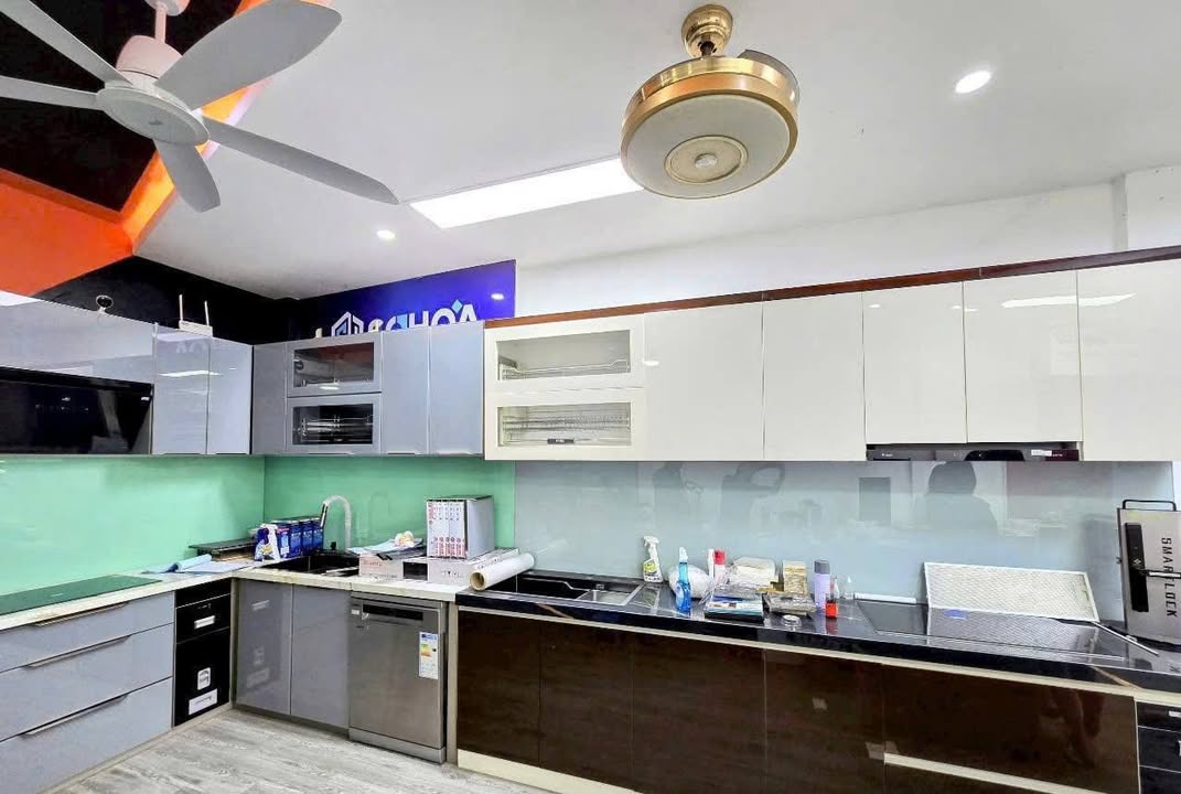 Bán nhà mặt tiền Phạm Văn Thuận 200m² giá 13.7 tỷ - Kinh doanh sầm uất!