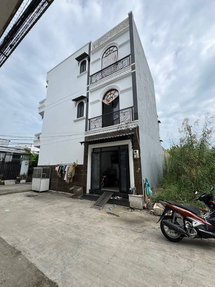 Nhà phố 3 tầng hẻm 590 Nguyễn Văn Tạo, Nhà Bè 35m² - Nhà mới tiện vào ở ngay!