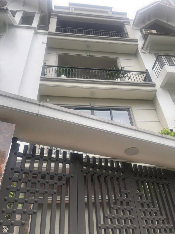 Biệt thự cho thuê Lạc Long Quân, Tây Hồ 105m² - Full nội thất cao cấp, sẵn ở!