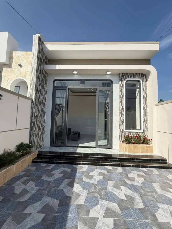 Nhà phố Hòa Thành Tây Ninh 125m² giá 1.39 tỷ - Vị trí đẹp, giao thông thuận tiện!