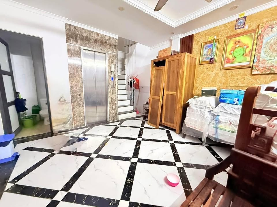 Nhà 7 tầng thang máy Hoàng Hoa Thám 32m² giá 8.6 tỷ - Sổ đỏ chính chủ, nội thất đầy đủ!