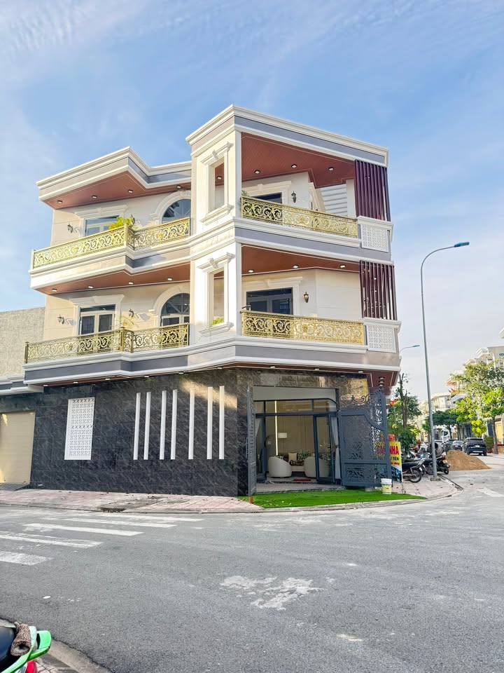 Nhà góc 2 mặt tiền tại Bình Chuẩn - Diện tích 300m², giá 7.9 tỷ - Cơ hội kinh doanh đỉnh cao!