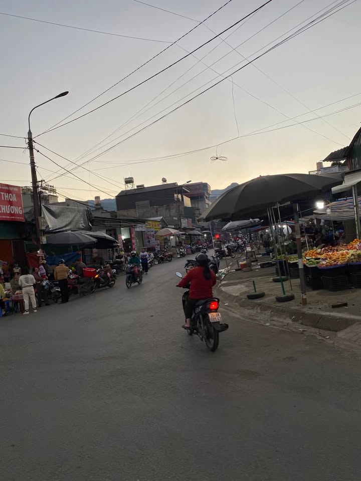 Lô đất 105m² tổ 24 phường Đông Phong giá 1 tỷ - Sổ đỏ chính chủ, gần chợ và trường học!