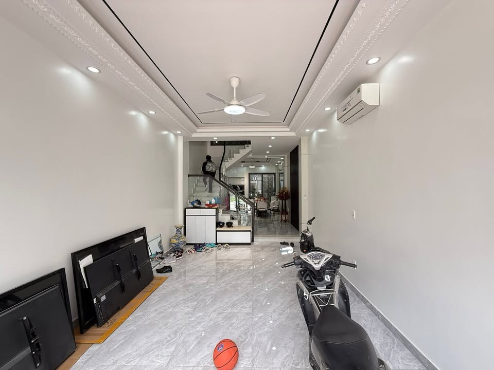 Căn nhà 5 tầng tại đường Khúc Thừa Dụ, 50m² - Vị trí đắc địa gần AEON Mall!