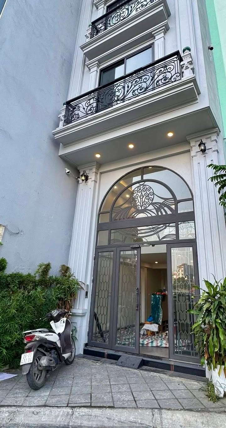 Nhà nguyên căn 5 tầng cho thuê tại Long Biên 13 triệu - Phù hợp cho văn phòng và hộ gia đình!